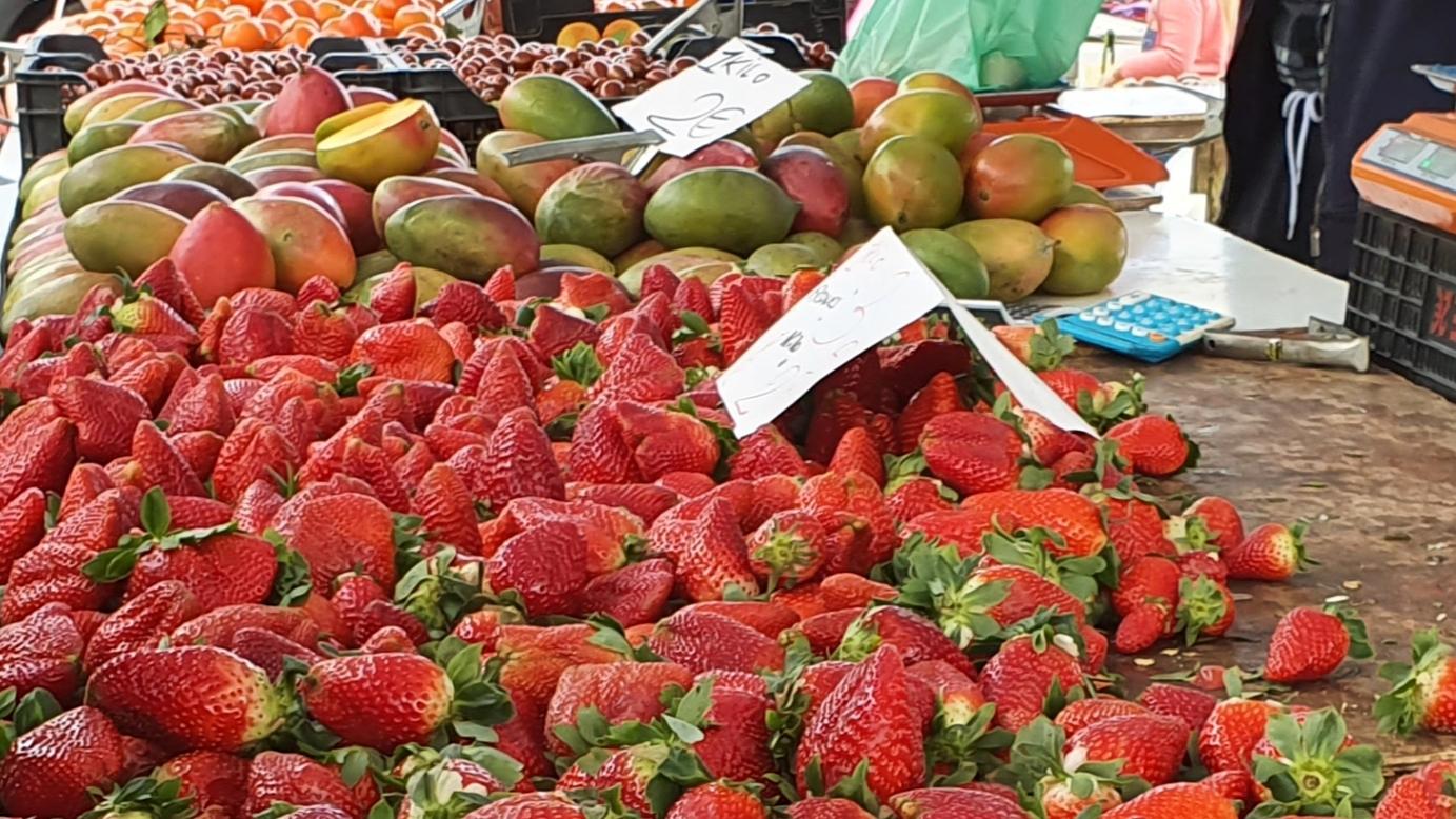 frische Erdbeeren auf dem Markt von Sabinillas